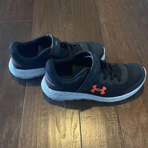 Boys Under Armour tennis shoes 2.5Y